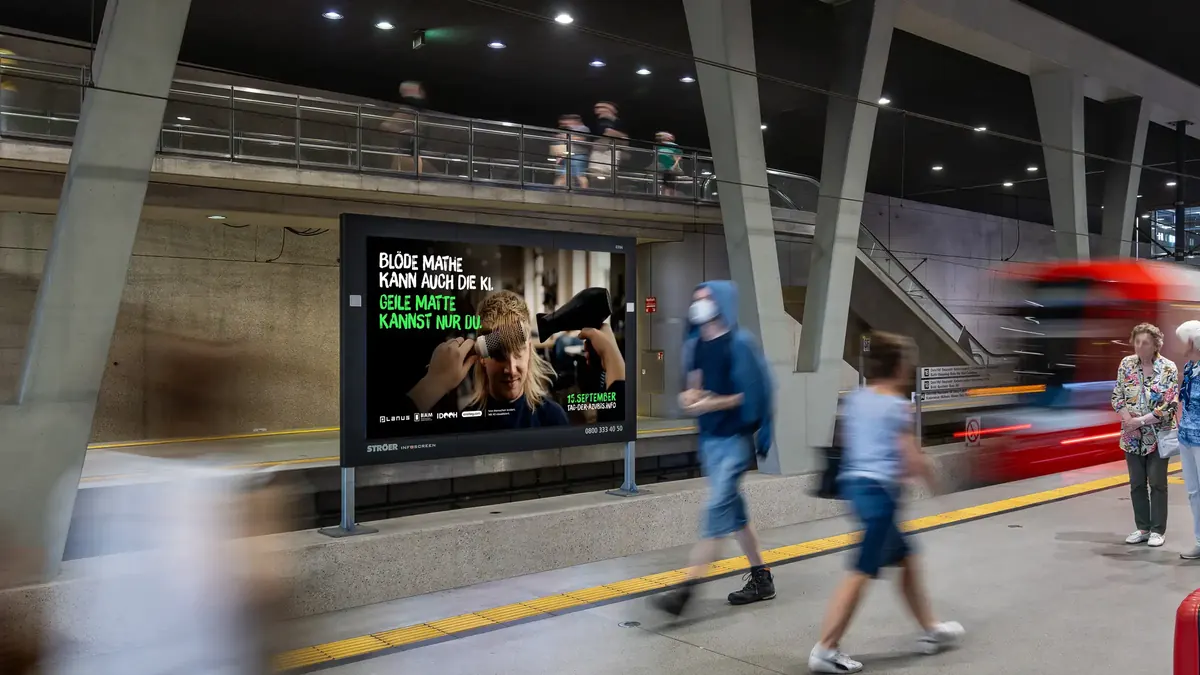 DOOH-Screen der Kampagne zum Tag der Azubis an einem Bahnsteig